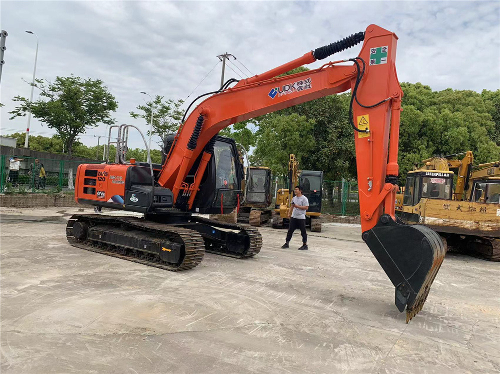 Hitachi Heavy-Duty Hydraulic Excavator Hitachi ZX120 with 94.8 HP 0.52 m³ Bucket 5.2m Max Digging Depth - حفارات زحافة: صور 2 Hitachi Heavy-Duty Hydraulic Excavator Hitachi ZX120 with 94.8 HP 0.52 m³ Bucket 5.2m Max Digging Depth - حفارات زحافة: صور 2