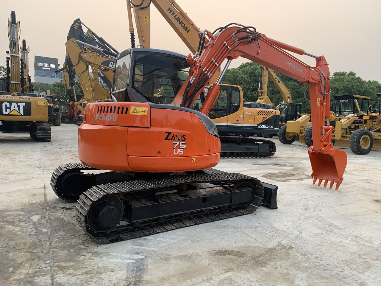 Hitachi Tracked Excavator ZX75 with Blade Dozer - حفارات زحافة: صور 1 Hitachi Tracked Excavator ZX75 with Blade Dozer - حفارات زحافة: صور 1