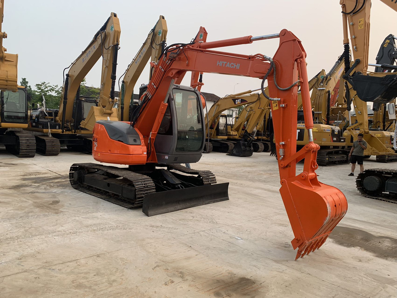 Hitachi Tracked Excavator ZX75 with Blade Dozer - حفارات زحافة: صور 5 Hitachi Tracked Excavator ZX75 with Blade Dozer - حفارات زحافة: صور 5