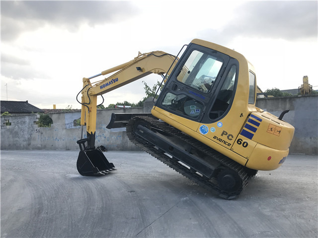 Komatsu PC60 Excavator 6 ton Small Digger Made in Japan - حفارات زحافة: صور 1 Komatsu PC60 Excavator 6 ton Small Digger Made in Japan - حفارات زحافة: صور 1