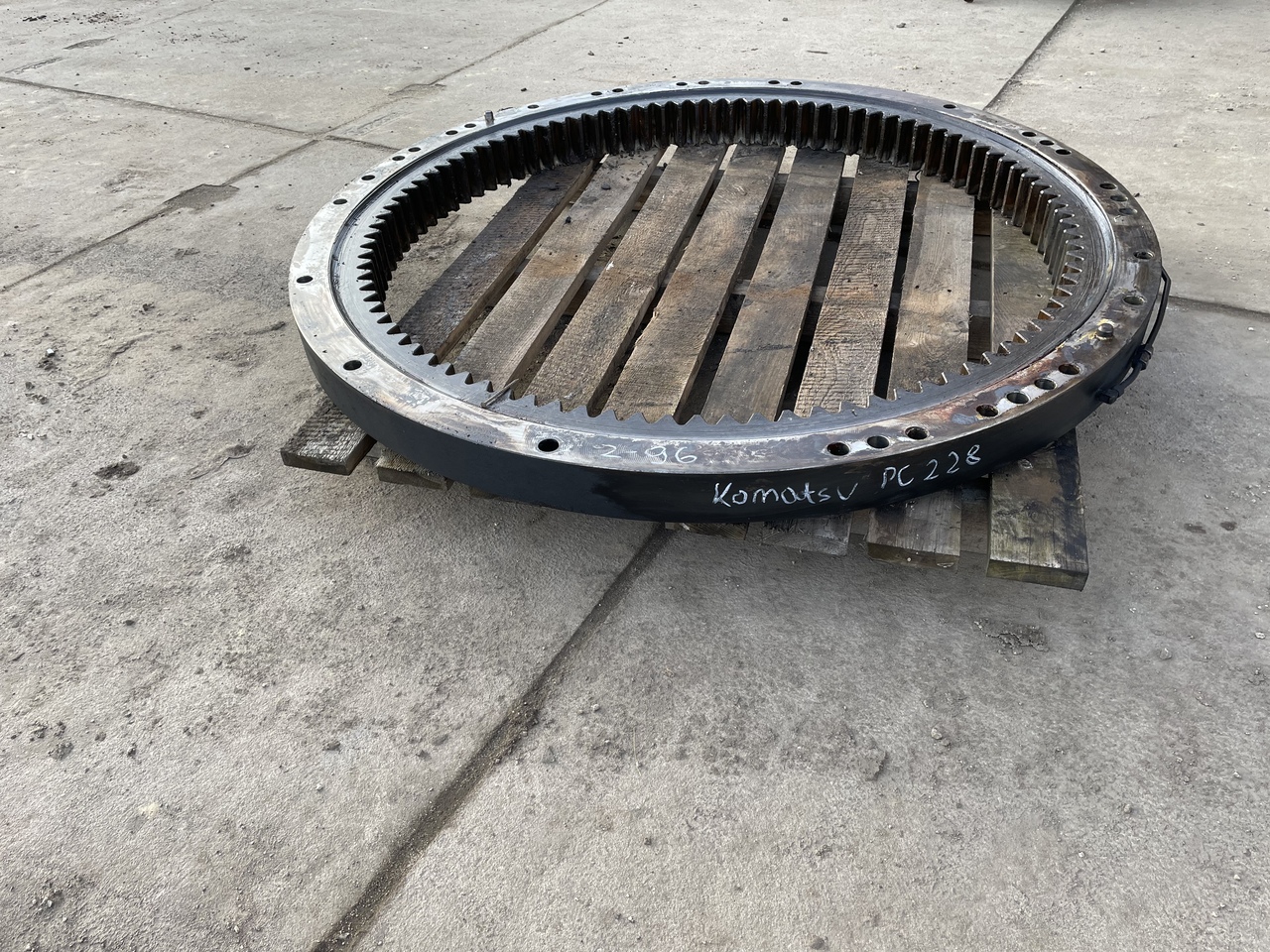KOMATSU PC 228 - حلقة الدوران - حفارة: صور 5 KOMATSU PC 228 - حلقة الدوران - حفارة: صور 5