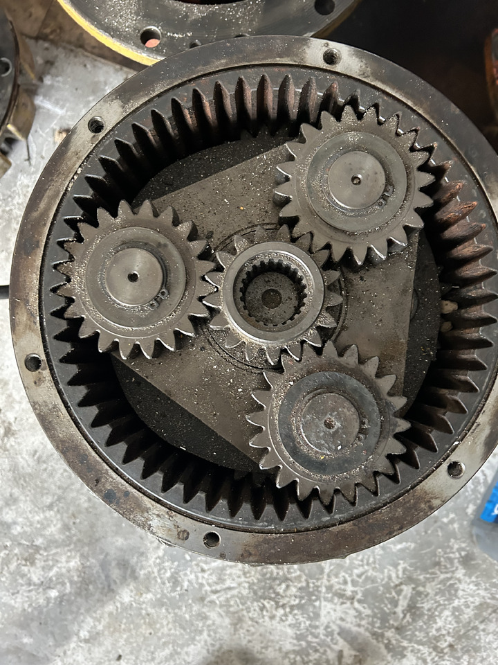 Komatsu PC210 - محرك سوينغ - حفارة: صور 2 Komatsu PC210 - محرك سوينغ - حفارة: صور 2