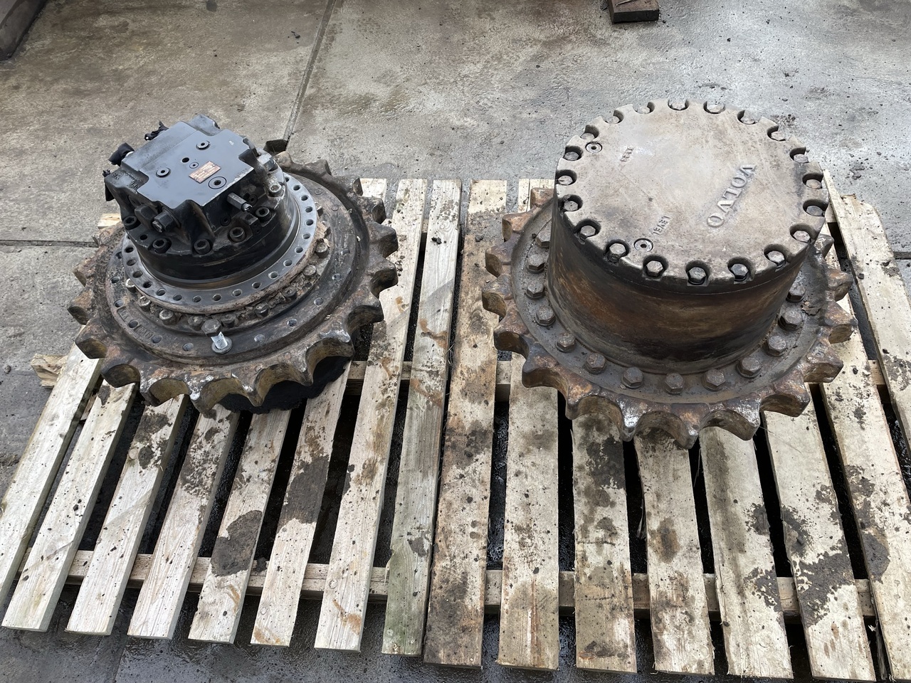 Zwolnica Volvo EC250 - أجزاء الهيكل السفلي - حفارات زحافة: صور 1 Zwolnica Volvo EC250 - أجزاء الهيكل السفلي - حفارات زحافة: صور 1