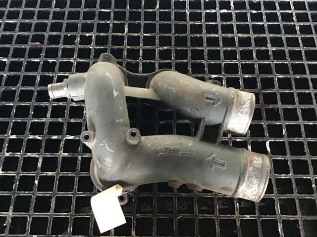 Liebherr Coolant pipe bend - جزء تكييف الهواء: صور 1 Liebherr Coolant pipe bend - جزء تكييف الهواء: صور 1