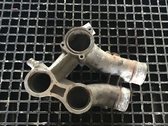 Liebherr Coolant pipe bend - جزء تكييف الهواء: صور 2 Liebherr Coolant pipe bend - جزء تكييف الهواء: صور 2