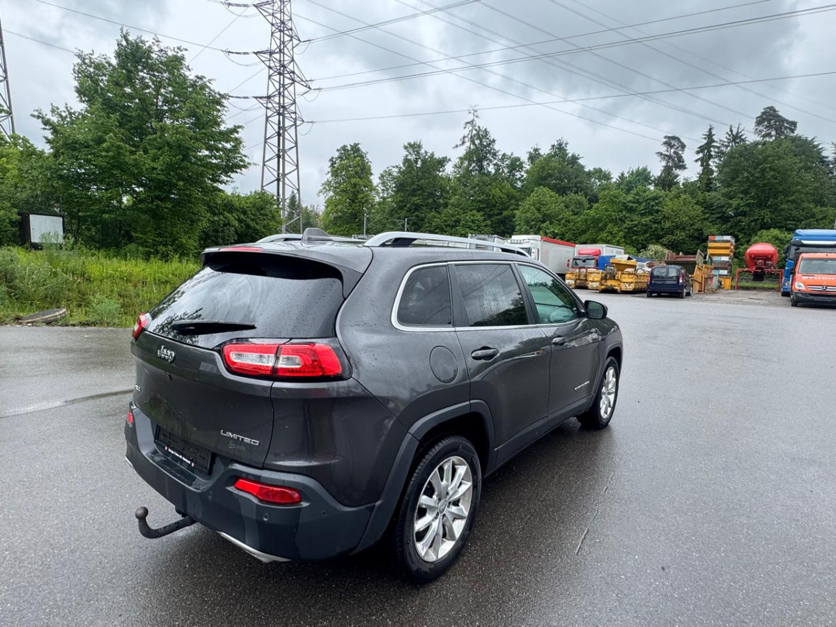JEEP Cherokee 2.2 TD - سيارة دفع رباعي: صور 4 JEEP Cherokee 2.2 TD - سيارة دفع رباعي: صور 4