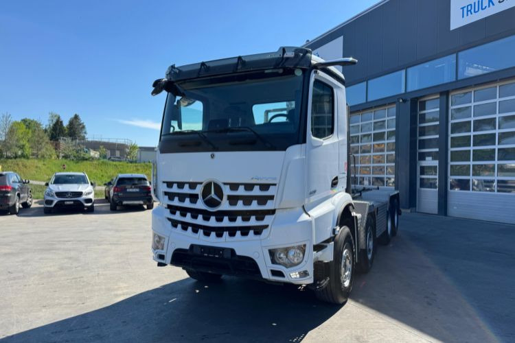 Mercedes-Benz Arocs 3251 8x4 - شاحنة ذات الخطاف: صور 1 Mercedes-Benz Arocs 3251 8x4 - شاحنة ذات الخطاف: صور 1