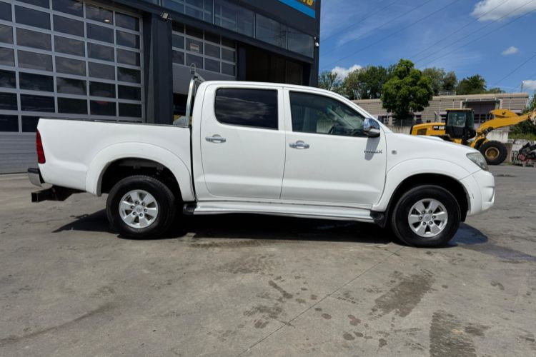 Toyota Hilux 3.0D 4WD - الشاحنات الصغيرة: صور 4 Toyota Hilux 3.0D 4WD - الشاحنات الصغيرة: صور 4