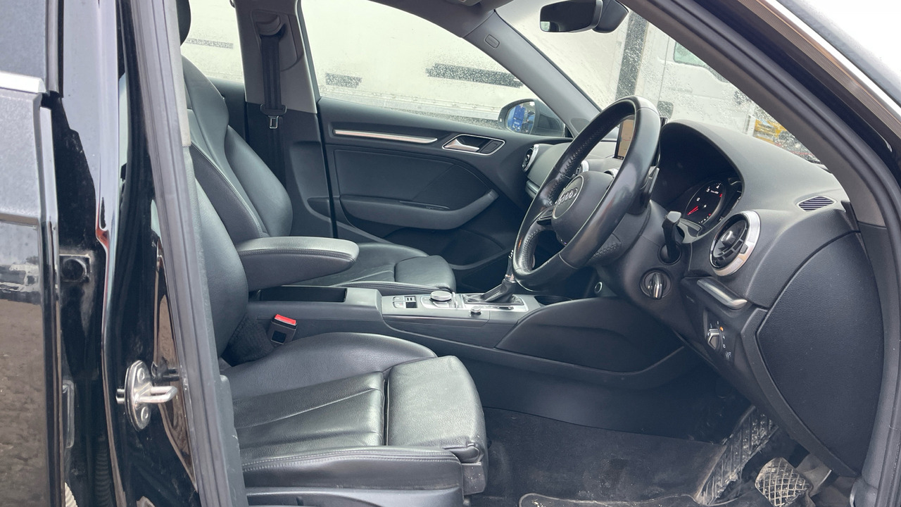 AUDI A3 2.0 35 TDI SPORT - هاتشباك: صور 5 AUDI A3 2.0 35 TDI SPORT - هاتشباك: صور 5