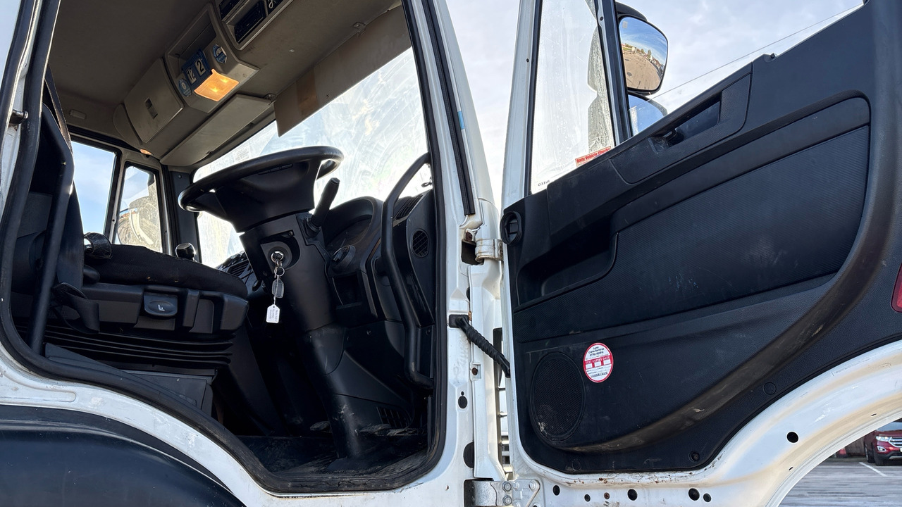 IVECO EUROCARGO 120-190 - شاحنات مسطحة, شاحنة كرين: صور 5 IVECO EUROCARGO 120-190 - شاحنات مسطحة, شاحنة كرين: صور 5