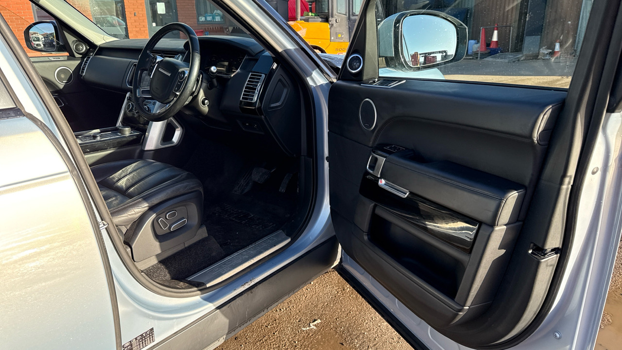 Land Rover Range Rover 4.4 SD V8 Vogue - سيارة ستيشن: صور 5 Land Rover Range Rover 4.4 SD V8 Vogue - سيارة ستيشن: صور 5