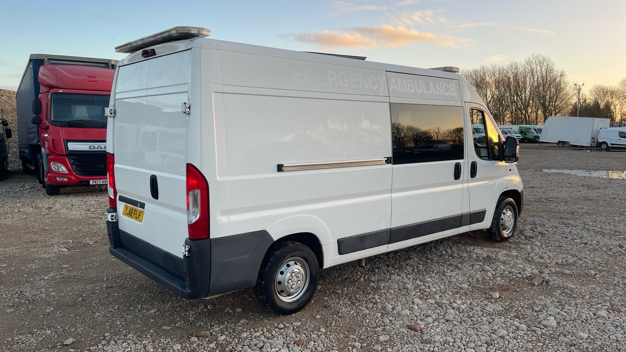 Peugeot Boxer 335 2.0 BLUE HDI 130PS - الشاحنات الصغيرة كابينة مزدوجة: صور 4 Peugeot Boxer 335 2.0 BLUE HDI 130PS - الشاحنات الصغيرة كابينة مزدوجة: صور 4