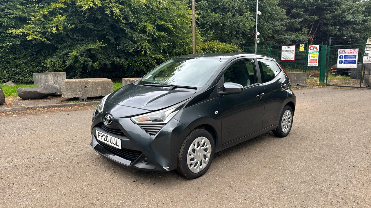 Toyota Aygo 1.0 VVT-i X-Play 5dr - هاتشباك: صور 2 Toyota Aygo 1.0 VVT-i X-Play 5dr - هاتشباك: صور 2