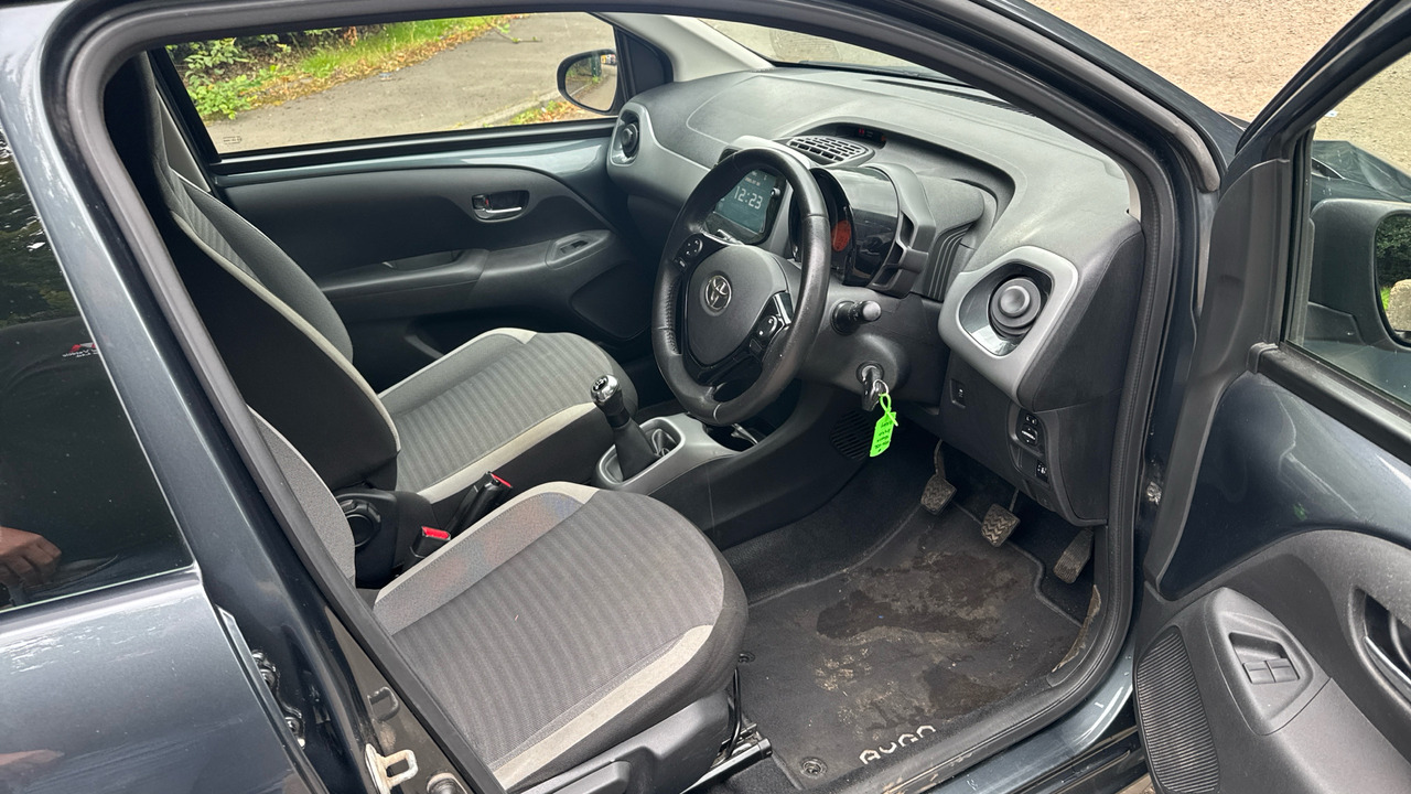 Toyota Aygo 1.0 VVT-i X-Play 5dr - هاتشباك: صور 5 Toyota Aygo 1.0 VVT-i X-Play 5dr - هاتشباك: صور 5