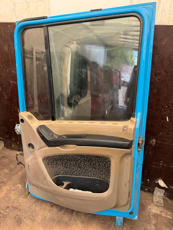 DAF XF 105,460 Beifahrertür Blau Spiegel Innenverkleidung LN 48 - باب و قطع الغيار - شاحنة: صور 2 DAF XF 105,460 Beifahrertür Blau Spiegel Innenverkleidung LN 48 - باب و قطع الغيار - شاحنة: صور 2