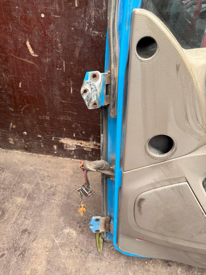 DAF XF 105,460 Beifahrertür Blau Spiegel Innenverkleidung LN 48 - باب و قطع الغيار - شاحنة: صور 4 DAF XF 105,460 Beifahrertür Blau Spiegel Innenverkleidung LN 48 - باب و قطع الغيار - شاحنة: صور 4