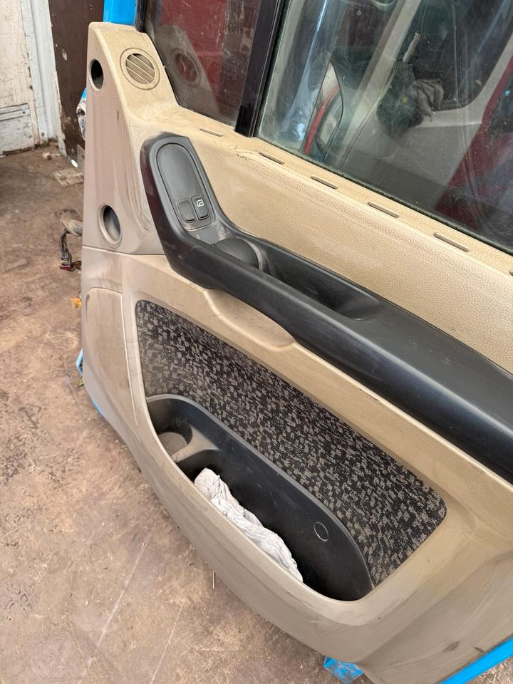 DAF XF 105,460 Beifahrertür Blau Spiegel Innenverkleidung LN 48 - باب و قطع الغيار - شاحنة: صور 3 DAF XF 105,460 Beifahrertür Blau Spiegel Innenverkleidung LN 48 - باب و قطع الغيار - شاحنة: صور 3