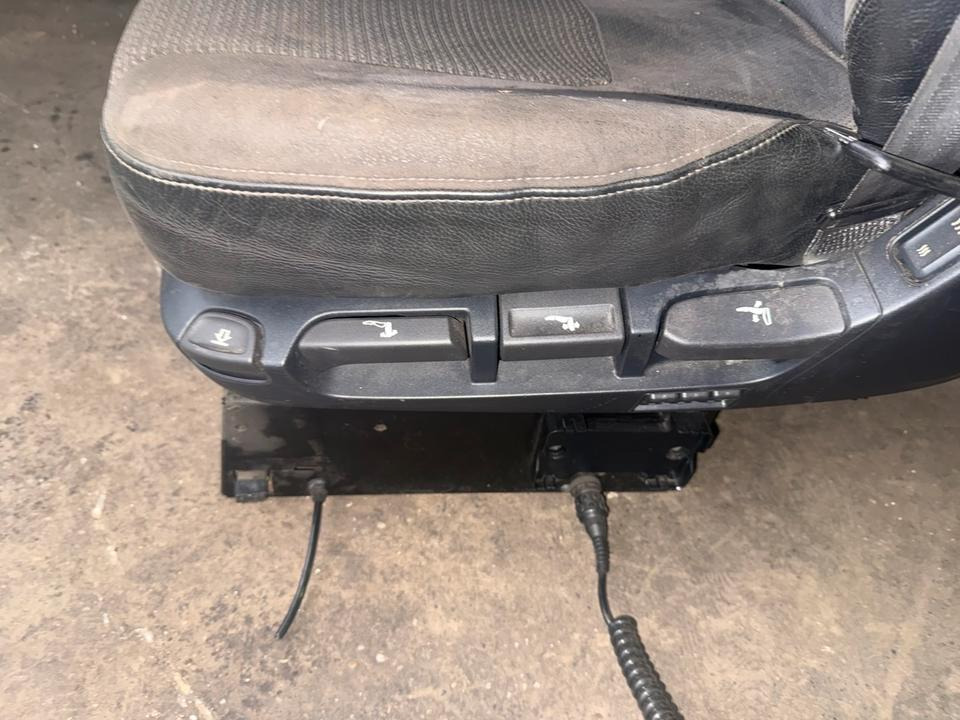 DAF XF 460 Euro 6 Fahrersitz mit Luft - مقاعد السيارات - شاحنة: صور 5 DAF XF 460 Euro 6 Fahrersitz mit Luft - مقاعد السيارات - شاحنة: صور 5