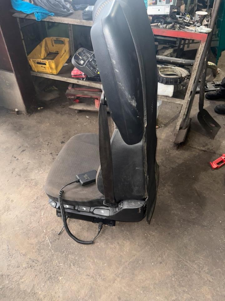 DAF XF 460 Euro 6 Fahrersitz mit Luft - مقاعد السيارات - شاحنة: صور 3 DAF XF 460 Euro 6 Fahrersitz mit Luft - مقاعد السيارات - شاحنة: صور 3