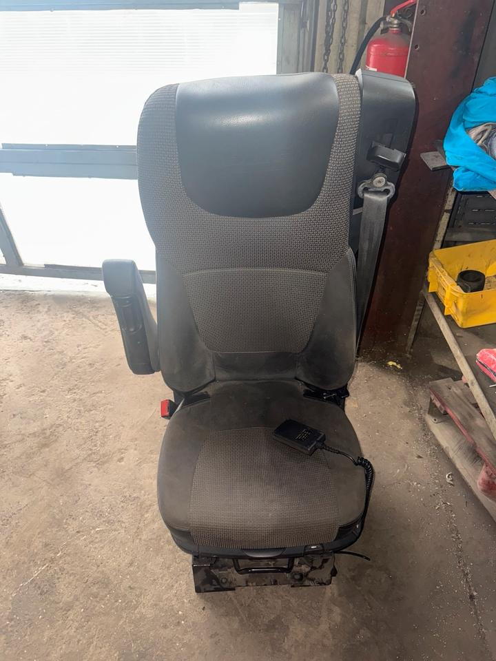 DAF XF 460 Euro 6 Fahrersitz mit Luft - مقاعد السيارات - شاحنة: صور 1 DAF XF 460 Euro 6 Fahrersitz mit Luft - مقاعد السيارات - شاحنة: صور 1