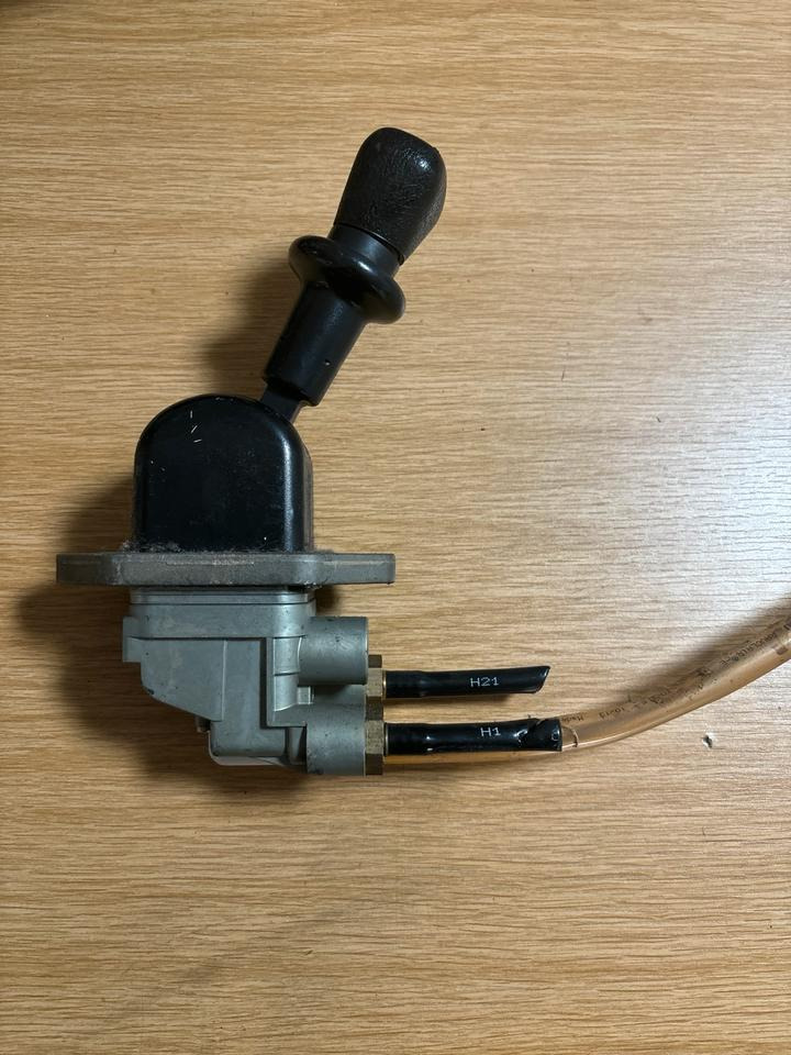 MAN Bremsventil Feststellbremse Handbremsventil 81.52315.6185 - صمام الفرامل - شاحنة: صور 1 MAN Bremsventil Feststellbremse Handbremsventil 81.52315.6185 - صمام الفرامل - شاحنة: صور 1