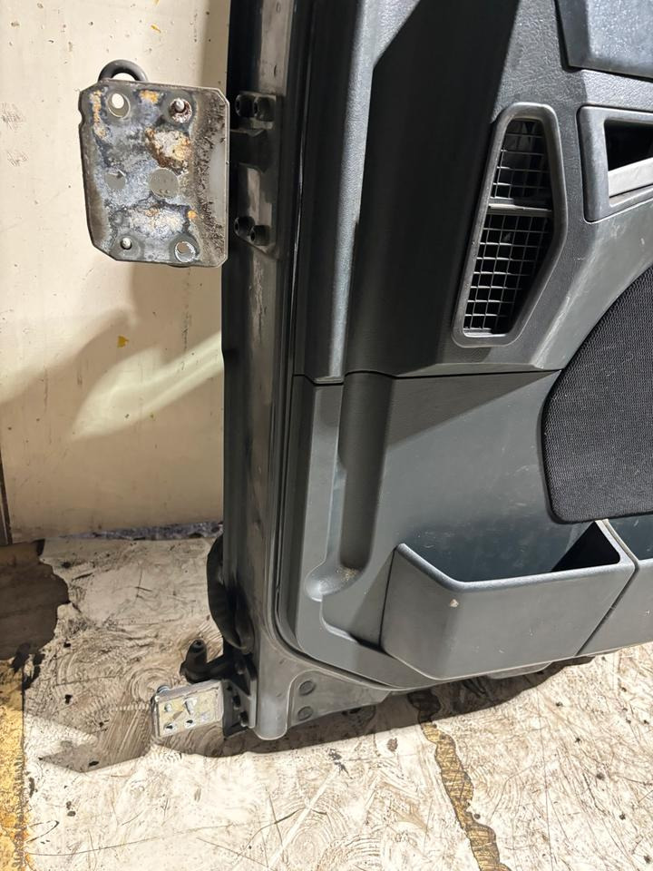 MAN TGL Beifahrertür,grau,Spiegel&Innenverkleidung LN 25 - باب و قطع الغيار - شاحنة: صور 4 MAN TGL Beifahrertür,grau,Spiegel&Innenverkleidung LN 25 - باب و قطع الغيار - شاحنة: صور 4