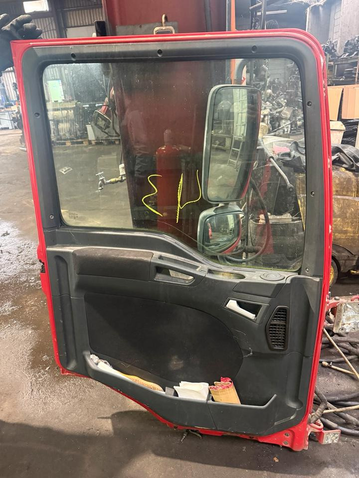 MAN TGL Fahrertür Rot Spiegel Innenverkleidung - باب و قطع الغيار - شاحنة: صور 2 MAN TGL Fahrertür Rot Spiegel Innenverkleidung - باب و قطع الغيار - شاحنة: صور 2