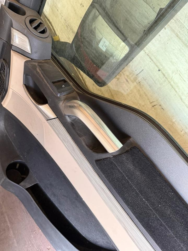 MAN TGX Beifahrertür Rot Spiegel Innenverkleidung LN 62 - باب و قطع الغيار - شاحنة: صور 4 MAN TGX Beifahrertür Rot Spiegel Innenverkleidung LN 62 - باب و قطع الغيار - شاحنة: صور 4