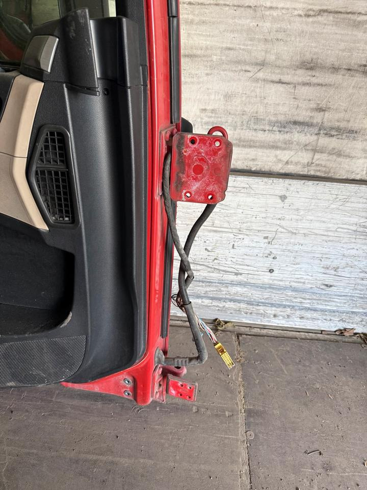 MAN TGX Fahrertür Rot Spiegel Innenverkleidung LN 63 - باب و قطع الغيار - شاحنة: صور 3 MAN TGX Fahrertür Rot Spiegel Innenverkleidung LN 63 - باب و قطع الغيار - شاحنة: صور 3