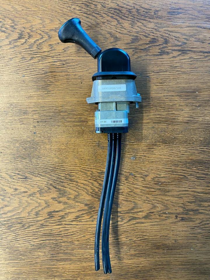 Mercedes Actros MP2 Handknorrbremse A 000 420 01 84 - عتلة تبديل السرعة - شاحنة: صور 1 Mercedes Actros MP2 Handknorrbremse A 000 420 01 84 - عتلة تبديل السرعة - شاحنة: صور 1