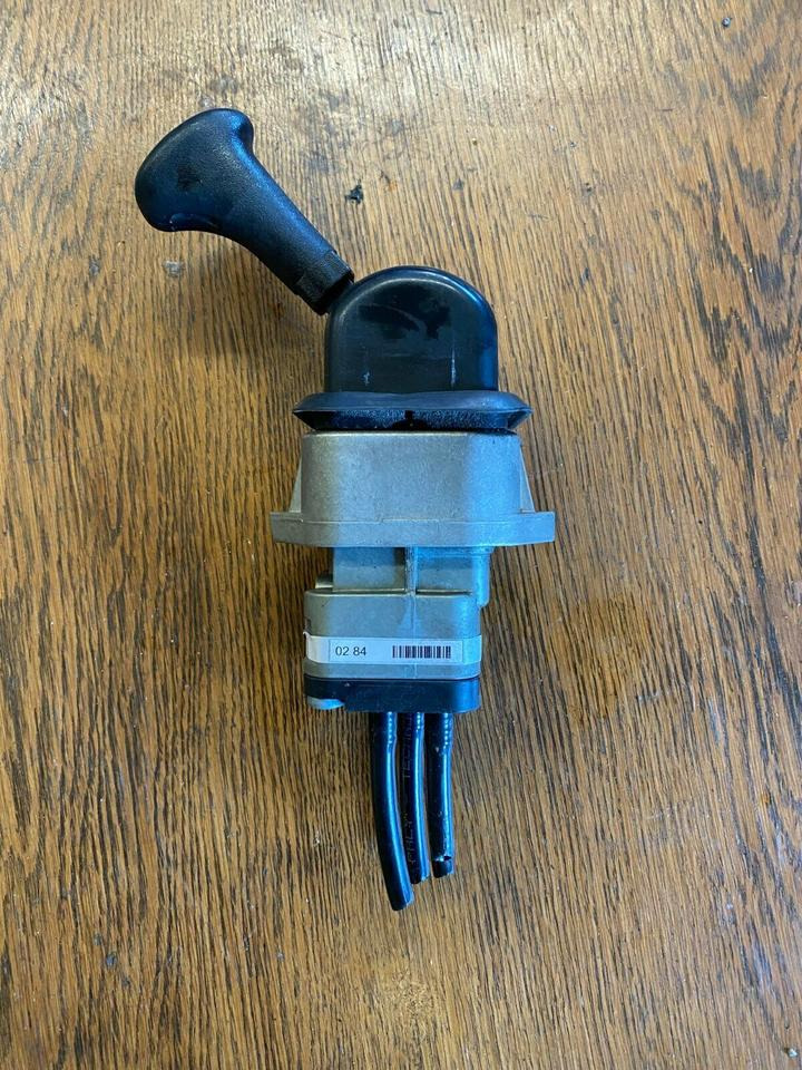 Mercedes Actros MP2 Handknorrbremse A 000 420 02 84 - عتلة تبديل السرعة - شاحنة: صور 1 Mercedes Actros MP2 Handknorrbremse A 000 420 02 84 - عتلة تبديل السرعة - شاحنة: صور 1