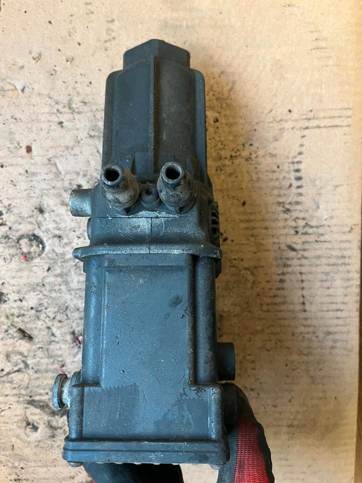 مضخات الوقود - شاحنة Mercedes Actros MP4 AdBlue Pumpe A0001402378: صور 6 مضخات الوقود - شاحنة Mercedes Actros MP4 AdBlue Pumpe A0001402378: صور 6