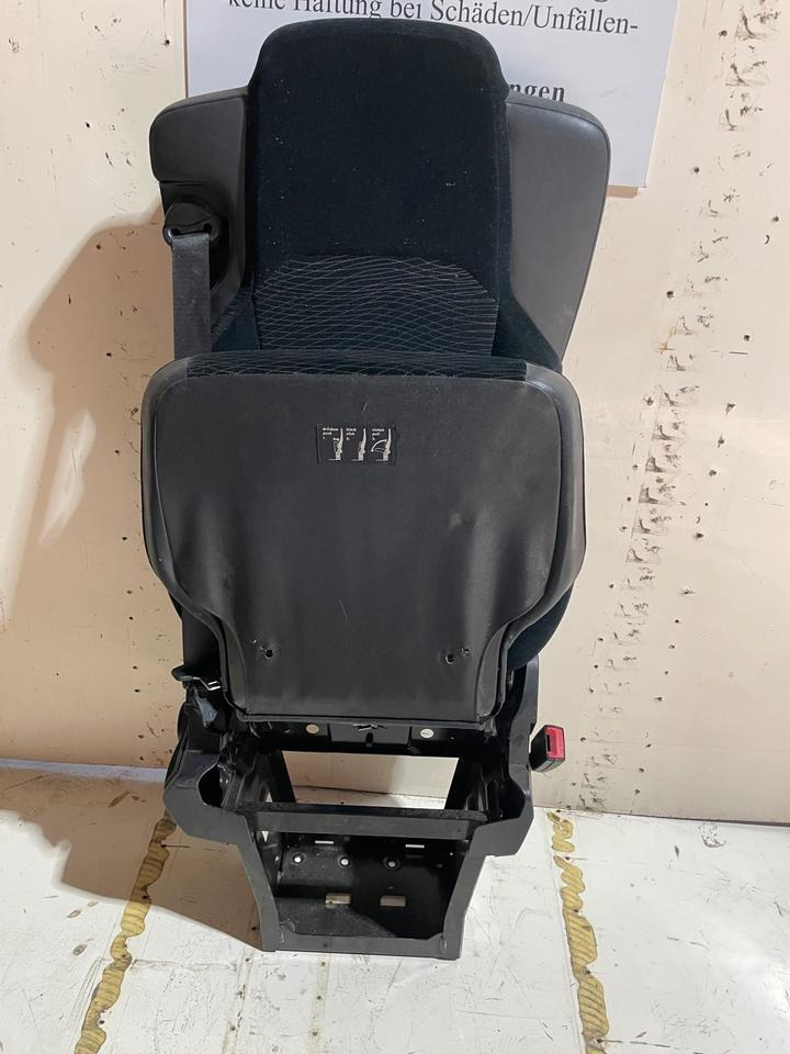Mercedes Actros MP4 Beifahrersitz A9609103703 - مقاعد السيارات - شاحنة: صور 5 Mercedes Actros MP4 Beifahrersitz A9609103703 - مقاعد السيارات - شاحنة: صور 5