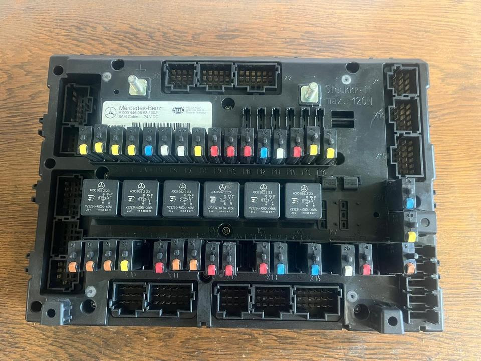 Mercedes Actros MP4 SAM Cabin Sicherungskasten A0004469658 - مصهر - شاحنة: صور 2 Mercedes Actros MP4 SAM Cabin Sicherungskasten A0004469658 - مصهر - شاحنة: صور 2