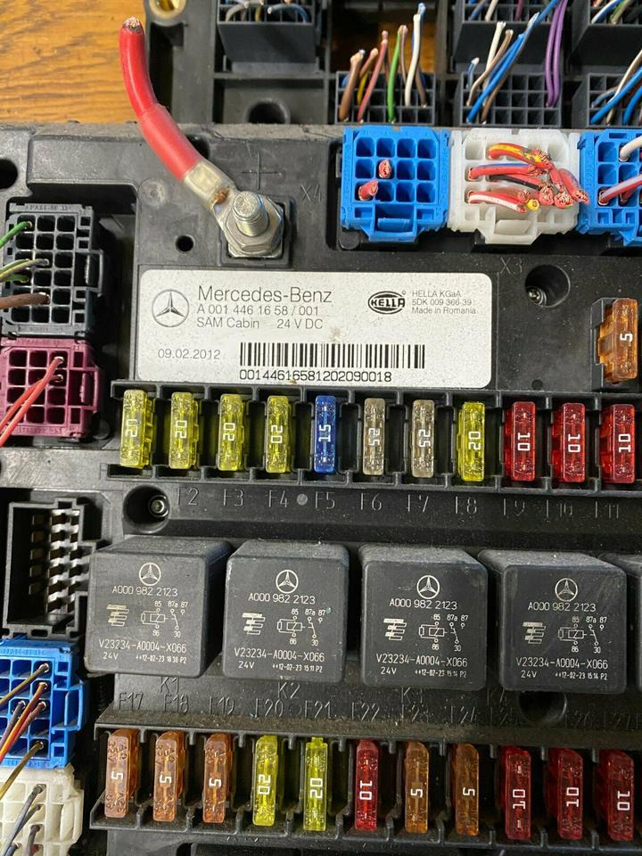 Mercedes Actros MP4 Sicherungskasten A 001 446 16 58 - مصهر - شاحنة: صور 2 Mercedes Actros MP4 Sicherungskasten A 001 446 16 58 - مصهر - شاحنة: صور 2