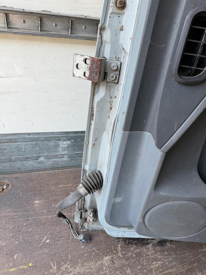 Mercedes Atego 2 Beifahrertür Grau Spiegel Innenverkleidung LN 70 - باب و قطع الغيار - شاحنة: صور 5 Mercedes Atego 2 Beifahrertür Grau Spiegel Innenverkleidung LN 70 - باب و قطع الغيار - شاحنة: صور 5