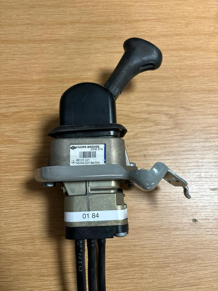 Mercedes KNORR-BREMSE Bremsventil Handbremsventil A0004200184 - عتلة تبديل السرعة - شاحنة: صور 1 Mercedes KNORR-BREMSE Bremsventil Handbremsventil A0004200184 - عتلة تبديل السرعة - شاحنة: صور 1