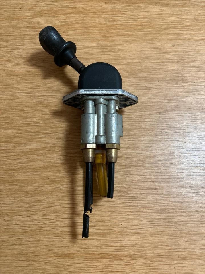 Mercedes KNORR-BREMSE Handbremsventil / Festellbremse 0481016603 - عتلة تبديل السرعة - شاحنة: صور 2 Mercedes KNORR-BREMSE Handbremsventil / Festellbremse 0481016603 - عتلة تبديل السرعة - شاحنة: صور 2