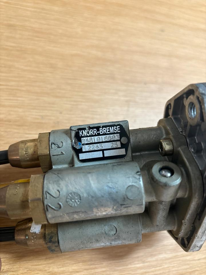 Mercedes KNORR-BREMSE Handbremsventil / Festellbremse 0481016603 - عتلة تبديل السرعة - شاحنة: صور 3 Mercedes KNORR-BREMSE Handbremsventil / Festellbremse 0481016603 - عتلة تبديل السرعة - شاحنة: صور 3