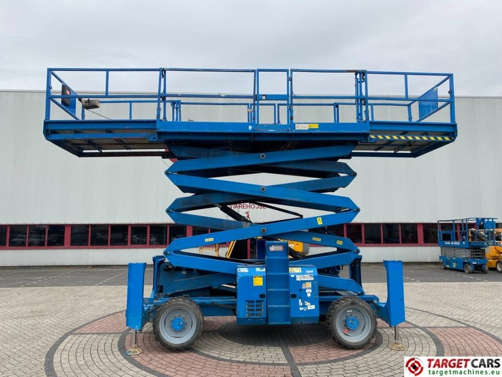 Genie GS-4390RT Diesel 4x4 Scissor Work Lift 1511cm - رافعات مقصية: صور 5 Genie GS-4390RT Diesel 4x4 Scissor Work Lift 1511cm - رافعات مقصية: صور 5