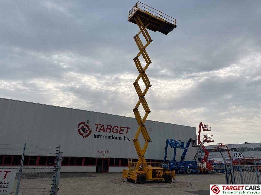 رافعات مقصية Holland Lift B195DL-25 4WD Diesel 4x4 Scissor Work Lift 2150cm: صور 6