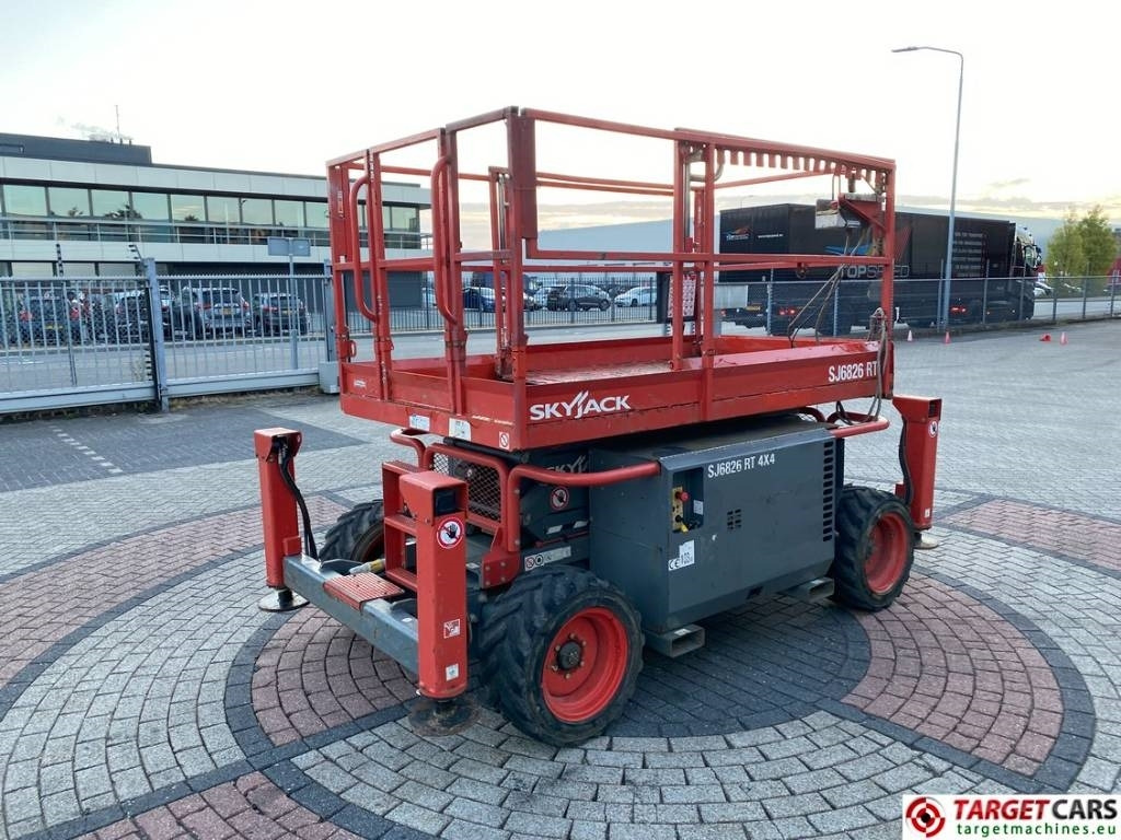 SkyJack SJ6826RT Diesel 4x4 Scissor 6826 Work Lift 992cm - رافعات مقصية: صور 3 SkyJack SJ6826RT Diesel 4x4 Scissor 6826 Work Lift 992cm - رافعات مقصية: صور 3