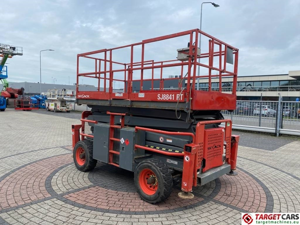 SkyJack SJ8841RT Diesel 4x4 Scissor Work Lift 1430cm - رافعات مقصية: صور 2 SkyJack SJ8841RT Diesel 4x4 Scissor Work Lift 1430cm - رافعات مقصية: صور 2