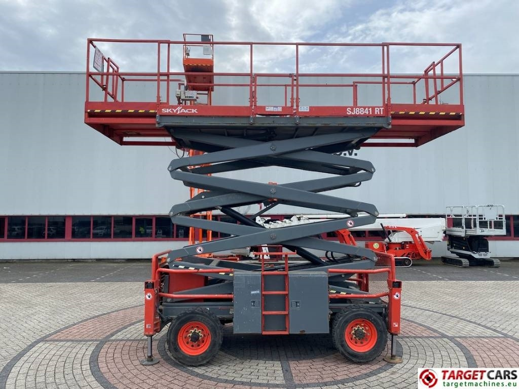 SkyJack SJ8841RT Diesel 4x4 Scissor Work Lift 1430cm - رافعات مقصية: صور 5 SkyJack SJ8841RT Diesel 4x4 Scissor Work Lift 1430cm - رافعات مقصية: صور 5