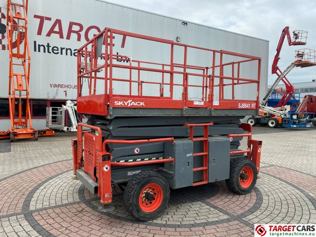 SkyJack SJ8841RT Diesel 4x4 Scissor Work Lift 1430cm - رافعات مقصية: صور 1 SkyJack SJ8841RT Diesel 4x4 Scissor Work Lift 1430cm - رافعات مقصية: صور 1