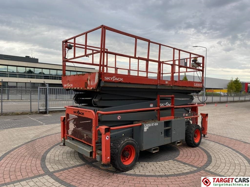 SkyJack SJ9250 RT Diesel 4x4 Scissor 9250 Work Lift 1720cm - رافعات مقصية: صور 3 SkyJack SJ9250 RT Diesel 4x4 Scissor 9250 Work Lift 1720cm - رافعات مقصية: صور 3