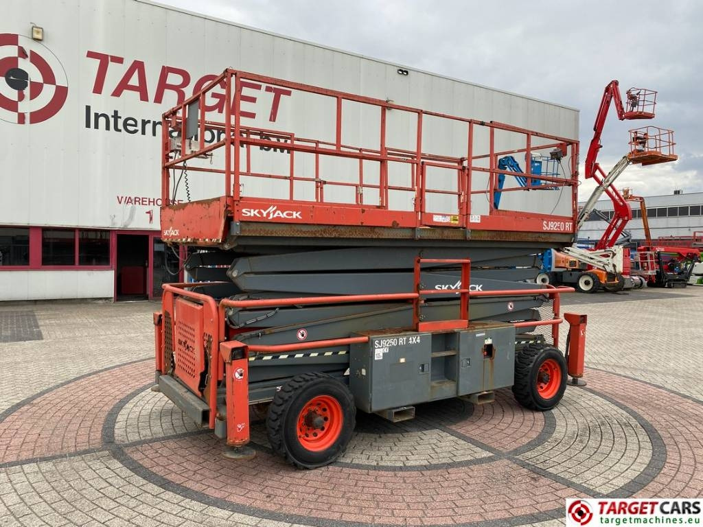 SkyJack SJ9250 RT Diesel 4x4 Scissor 9250 Work Lift 1720cm - رافعات مقصية: صور 1 SkyJack SJ9250 RT Diesel 4x4 Scissor 9250 Work Lift 1720cm - رافعات مقصية: صور 1