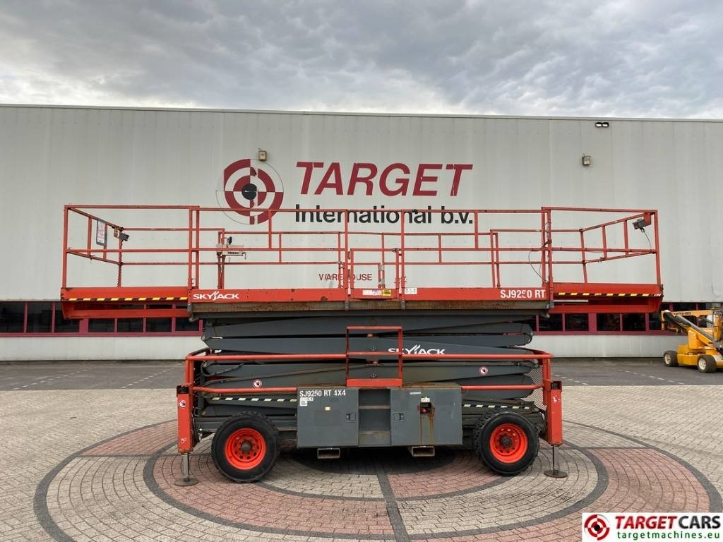 SkyJack SJ9250 RT Diesel 4x4 Scissor 9250 Work Lift 1720cm  إيجار SkyJack SJ9250 RT Diesel 4x4 Scissor 9250 Work Lift 1720cm: صور 27