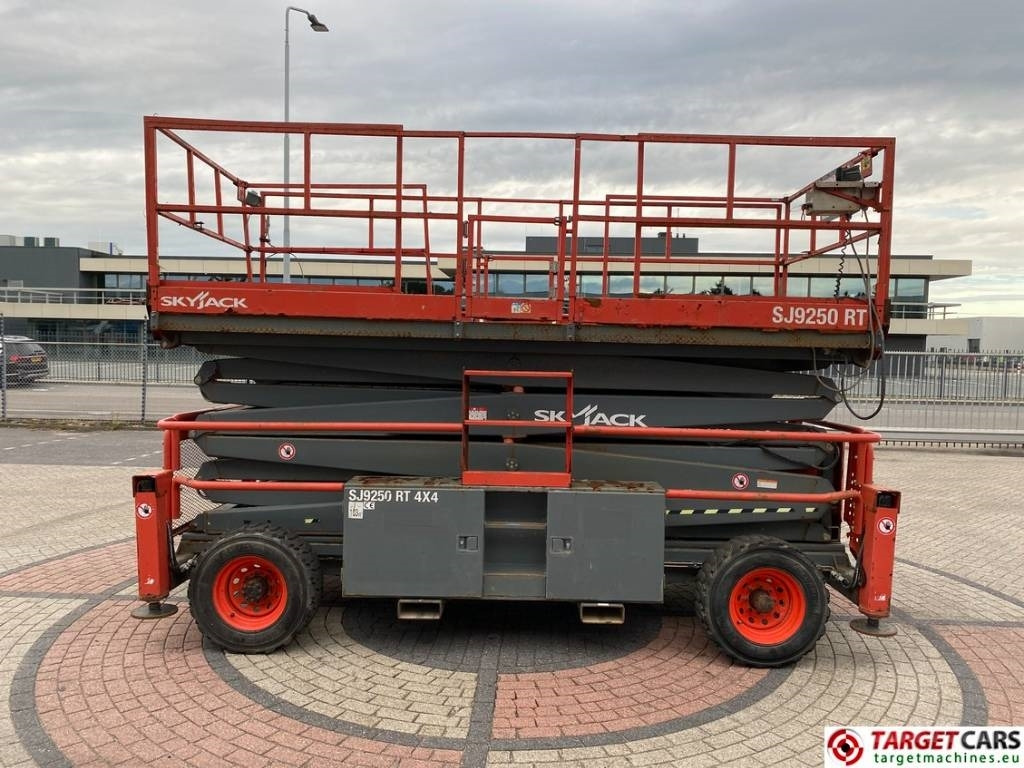 SkyJack SJ9250 RT Diesel 4x4 Scissor 9250 Work Lift 1720cm  إيجار SkyJack SJ9250 RT Diesel 4x4 Scissor 9250 Work Lift 1720cm: صور 34