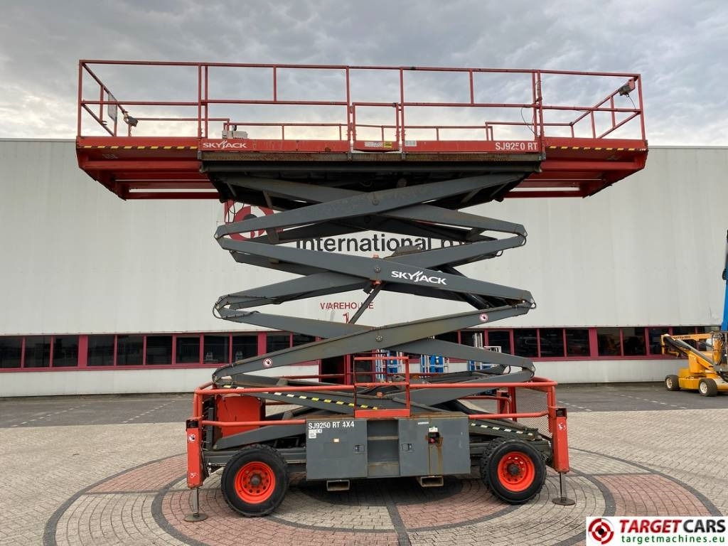 SkyJack SJ9250 RT Diesel 4x4 Scissor 9250 Work Lift 1720cm - رافعات مقصية: صور 5 SkyJack SJ9250 RT Diesel 4x4 Scissor 9250 Work Lift 1720cm - رافعات مقصية: صور 5